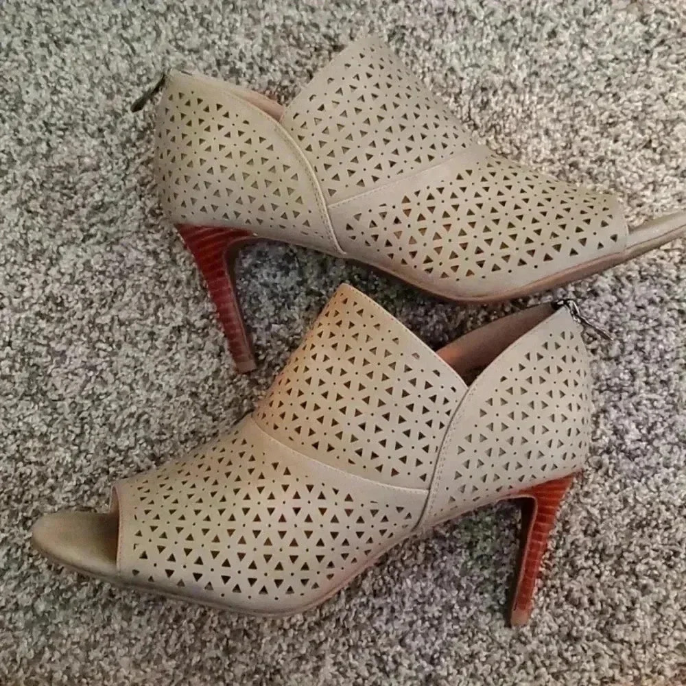 The Limited Taupe High Heels Size 9.5 - Picture 5 of 10